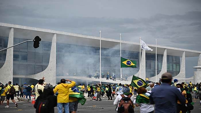 Cientos de simpatizantes de Jair Bolsonaro asaltaron el Palacio de Gobierno en la capital brasileña.