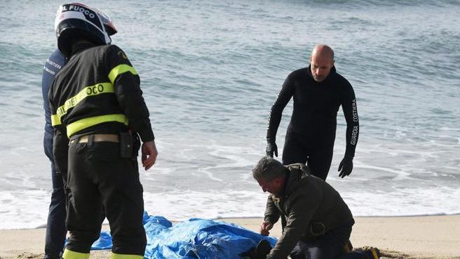 Las patrulleras de la Guardia di Finanza recuperaron los cuerpos de otras tres víctimas. El cuerpo de un hombre fue encontrado en la playa a unos cientos de metros del lugar del desastre. 