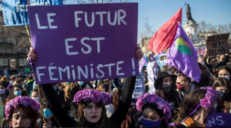 En el marco de las manifestaciones en varias ciudades francesas, el presidente Emmanuel Macron propuso este miércoles inscribir la “libertad” de abortar de las mujeres en la Constitución,.