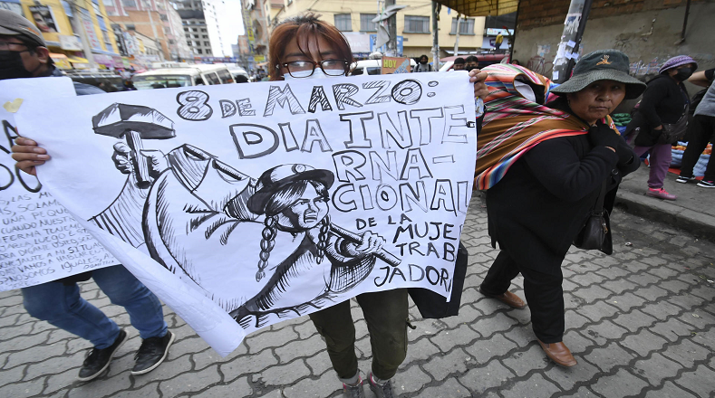 Miles de bolivianas se manifestaron para impulsar un "cambio de pensamiento" que logre revertir los constantes feminicidios y casos de violencia machista.