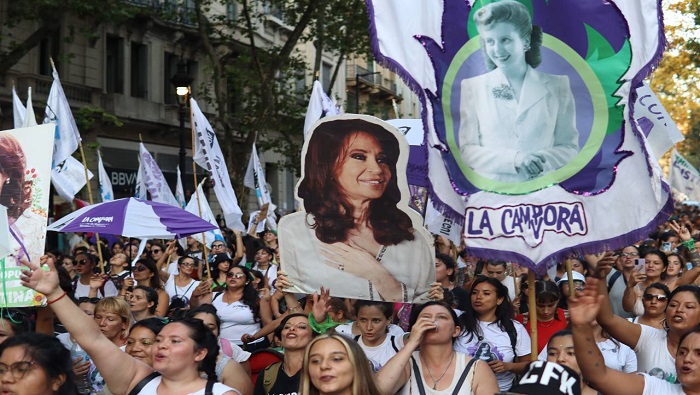 Sectores populares continúan movilizados en defensa de Cristina Fernández.