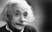Albert Einstein no obtuvo el premio Nobel de Física por la teoría de la Relatividad, pero lo gana en 1921 por sus descubrimientos sobre el efecto fotoeléctrico.