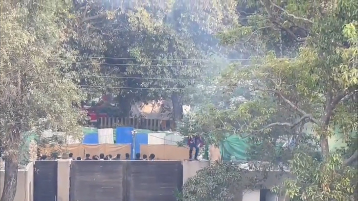 Las imágenes de televisión mostraron a la policía acercándose a la residencia de Khan acompañada por un vehículo blindado.