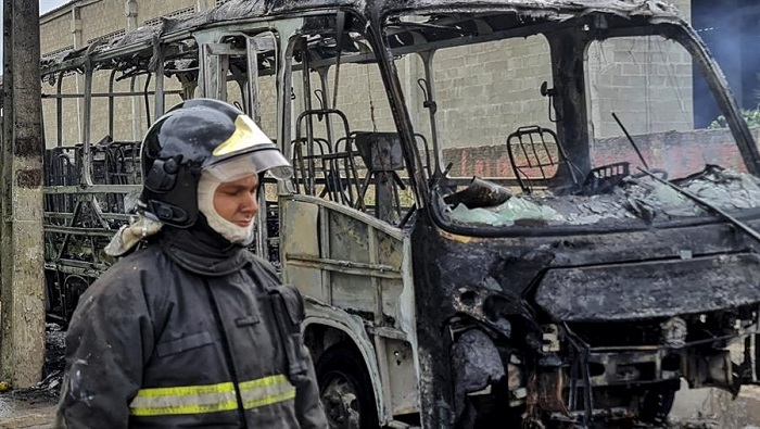 En Parnamirim, dos vehículos y un autobús fueron incendiados, mientras que otro autobús de transporte público fue quemado en Natal y tres camiones en Mossoró.