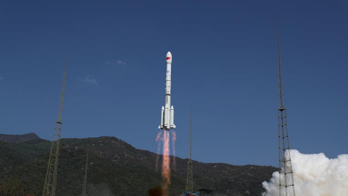El aparato fue lanzado por un cohete portador tipo Gran Marcha-3B y entró con éxito en la órbita que se había planeado.