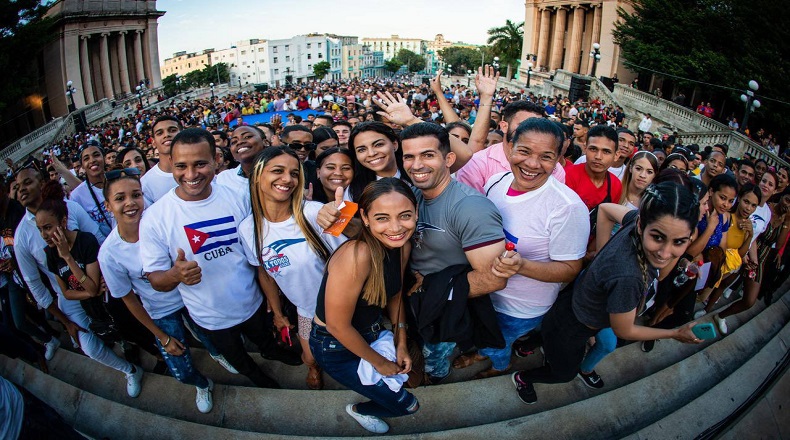 Miles de jóvenes y amigos de Cuba se reunieron desde las primeras horas de la tarde en las inmediaciones de la Universidad de La Habana para asistir a la clausura del coloquio internacional Patria, contribución al pensamiento emancipador y a su articulación en los escenarios digitales.