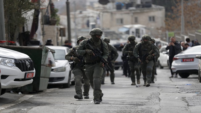 Las fuerzas de ocupación israelíes detuvieron este jueves al menos a 12 palestinos en redadas en sus hogares en los territorios ocupados.