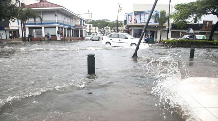 Las fuertes tormentas invernales y la amplitud de la marea extrema han provocado inundaciones y detención del tránsito en Guayaquil.