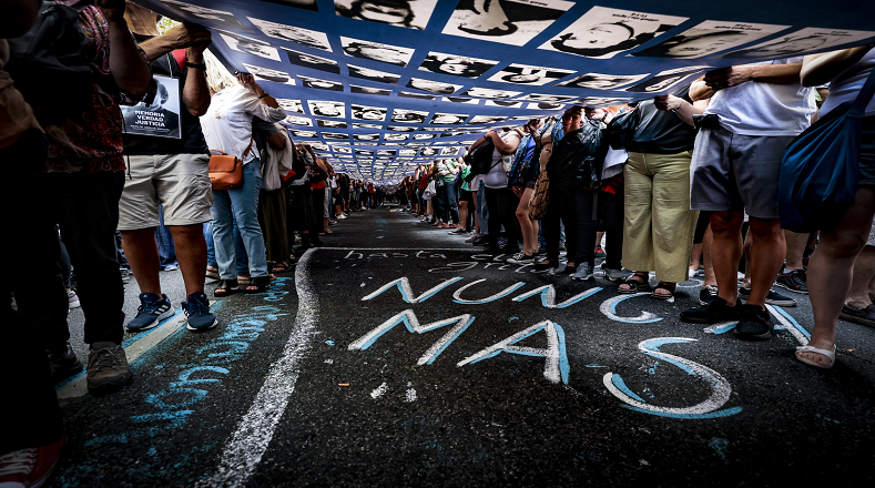 En Buenos Aires los participantes se concentraron en la Plaza de Mayo para realizar el acto central, donde se homenajeó además a la expresidenta de la asociación Madres de Plaza de Mayo, Hebe de Bonafini, fallecida el 20 de noviembre de 2022.
