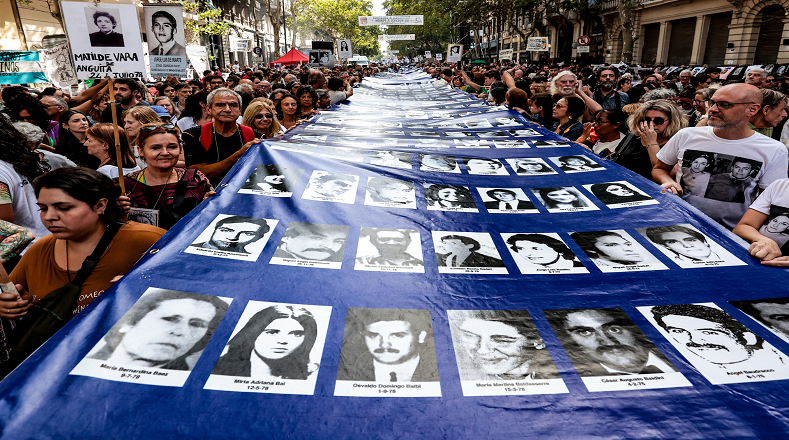 La demostración también fue espacio para que se ratificara el apoyo a la vicepresidenta argentina Cristina Fernández de Kirchner mediante cánticos, consignas y ondeos de banderas y pancartas con su figura.