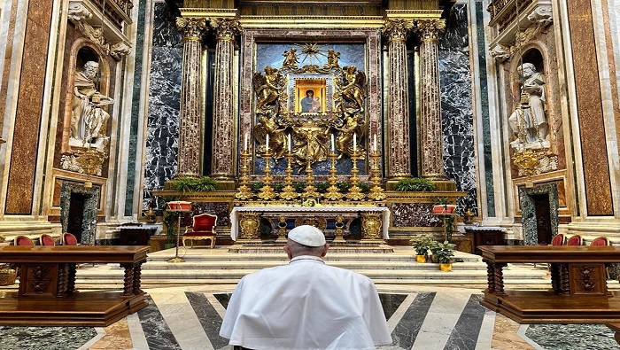 El Pontífice se dirigió a la Basílica de Santa María la Mayor, momento en el cual destino la oración por los pequeños con los que compartió ayer en el ala de Oncología Pediátrica.