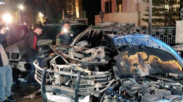 El fuego a causa de la explosión del carro bomba en un barrio de la capital siria se extendió a dos automóviles cercanos.