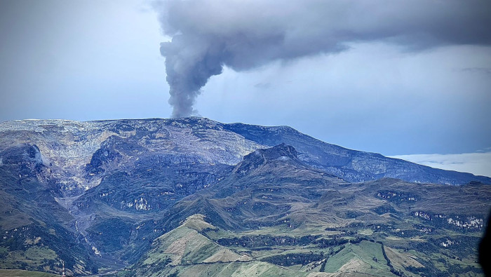 Los departamentos más afectados en el noroeste de Colombia por la actividad del volcán son Caldas, Tolima y Risaralda, entidades también que conforman, entre otras, el llamado Eje Cafetero.