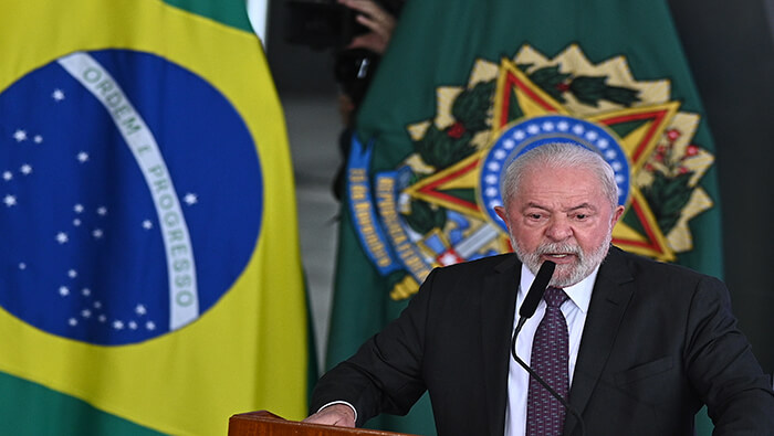 La visita de Lula da Silva a China estaba planificada del 26 al 31 de marzo,  pero fue pospuesta tras luego de ser hospitalizado por una bronconeumonía.