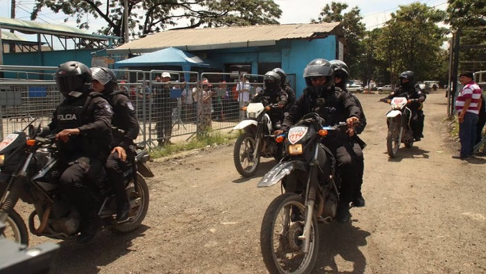 En la tarde del viernes 14 de abril se registró una balacera en la Penitenciaría del Litoral en la ciudad de Guayaquil con 12 muertos y, al menos, tres reclusos heridos.