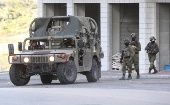 El ejército israelí afirmó que estaba operando en el área cuando los “sospechosos” fueron vistos huyendo, por lo que los militares abrieron fuego contra los jóvenes y mataron al menos a uno de ellos.