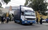 El presidente del TSJE, Jorge Bogarín González, encabezó la salida oficial de los vehículos que trasladaron los maletines electorales.
