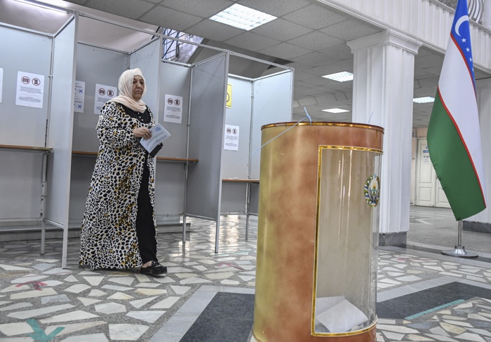 Los colegios electorales abrieron a las 08:00 (03:00 UTC), según la Comisión Electoral de Uzbekistán. Cerrarán a las 20:00 horas (15:00 UTC).