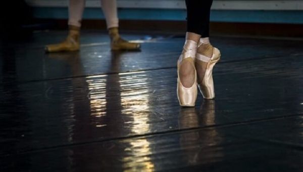 Unos 300 participantes extranjeros y 400 cubanos vinculados a la Escuela Cubana de Ballet, reconocida a nivel mundial, interactuaron para aprender mejor acerca de su método de enseñanza y estilo.