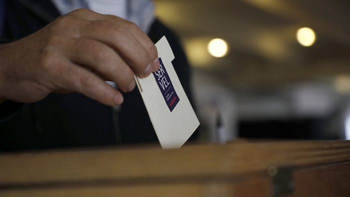 El voto resulta obligatorio en Chile. Los electores que se ausenten a los comicios deberán presentar una justificación válida o se exponen a recibir multas.
