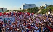 Miles de personas desfilaron desde horas de la madrugada hasta el Malecón de La Habana para sumarse a la celebración.