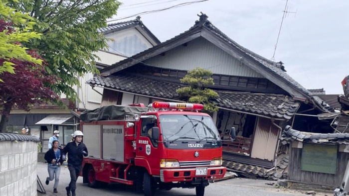 La agencia local de bomberos y gestión de catástrofes reportó que colapsaron al menos tres inmuebles.