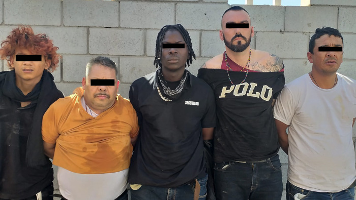 De los cinco detenidos, tres fueron identificados como mexicanos y dos como originarios de Honduras.