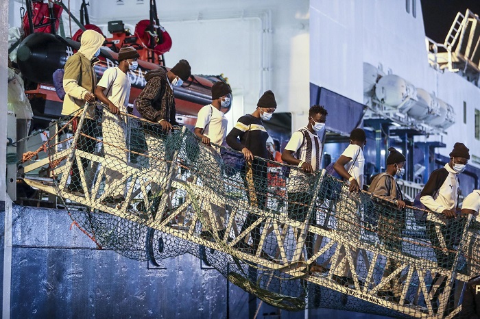 Las autoridades de Lampedusa aprobaron un plan de evacuación en el que las personas que lleguen serán trasladadas a otros puertos de Italia.