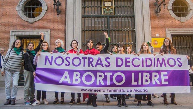 El pleno del Tribunal Constitucional, en votación dividida de 7 a 4, ha consagrado así el aborto como un derecho de la mujer exigible a las administraciones públicas.