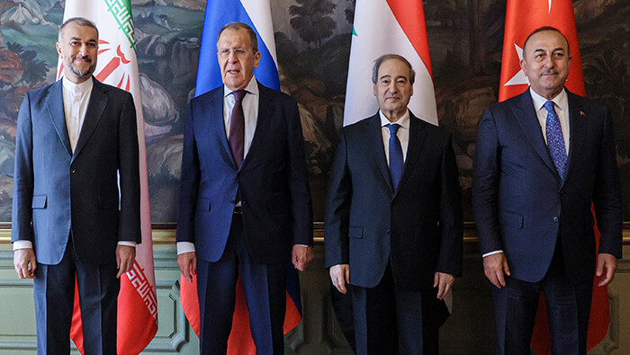 Lavrov subrayó la necesidad de preservar la integridad territorial de Siria y rechazar la injerencia externa en sus asuntos en alusión a Estados Unidos.