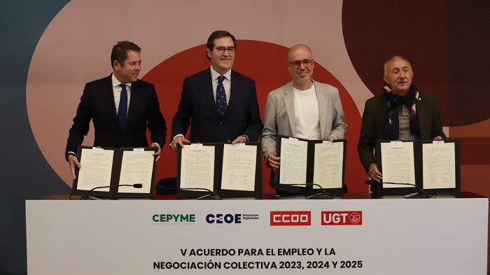 El secretario general de UGT, Pepe Álvarez, ha incidido en que la firma de este acuerdo ayudará a solventar la Negociación Colectiva pendiente.