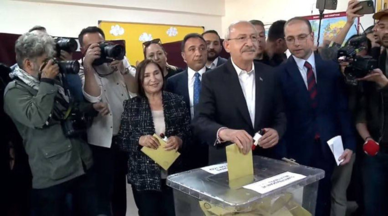 El candidato de la oposición, Kemal Kiliçdaroglu, vota en Ankara y declara ante los medios: "Hemos echado de menos la democracia".