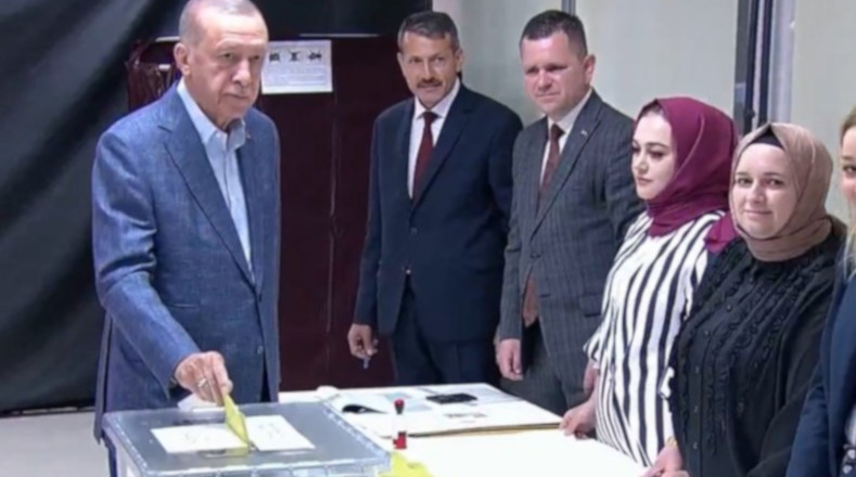 El presidente saliente y candidato Recep Tayyip Erdogan acudió a su colegio electoral en Üsküdar, un barrio conservador de Estambul,.