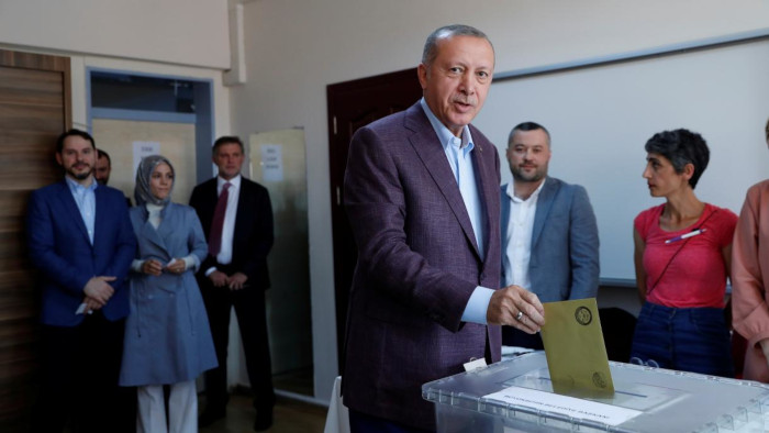Mientras su rival del Partido Republicano del Pueblo (CHP), Kemal Kılıçdaroğlu, obtiene el 42.01% y el tercer lugar para el candidato nacionalista Sinan Ogan con el 5.33%.