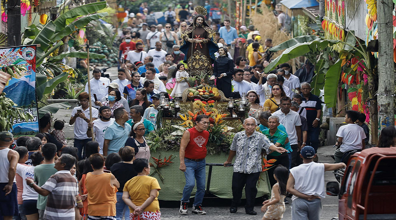 En vísperas de la celebración, los lugareños de Lucban adornan sus casas con verduras, frutas y kiping, una oblea de arroz en forma de hoja.
