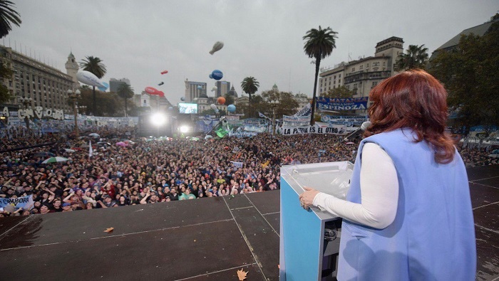 Cristina Fernández se dirigió a decenas de argentinos congregados en la Plaza de Mayo en Buenos Aires (capital).