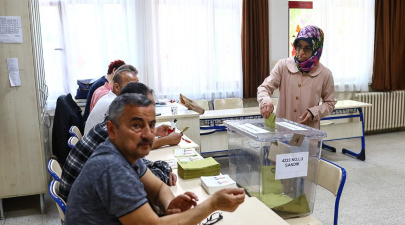 En la primera vuelta, celebrada el 14 de mayo, en la que Erdogan ganó con un 49,5 %, frente al 44,9 de Kiliçdaroglu, la participación en el país alcanzó el 89 %.