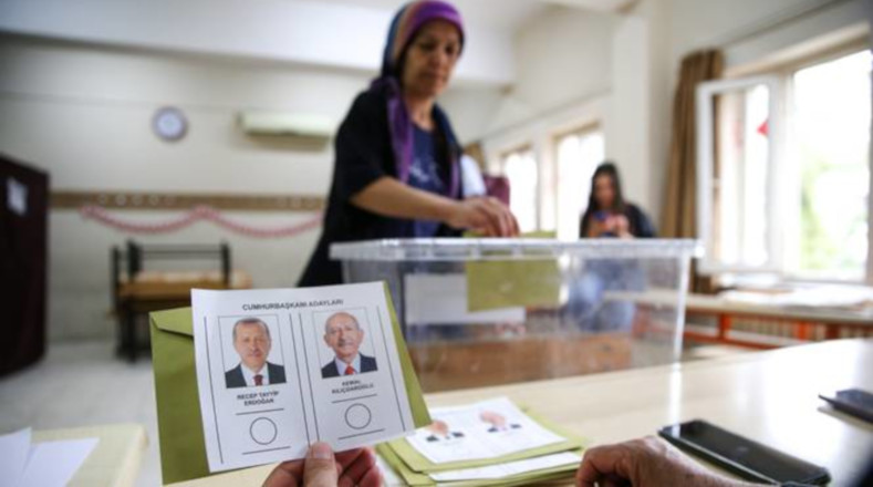 Los funcionarios de las juntas electorales provinciales de Türkiye llevaron urnas móviles a la residencia de los ciudadanos que no podían salir a votar por enfermedad o discapacidad..