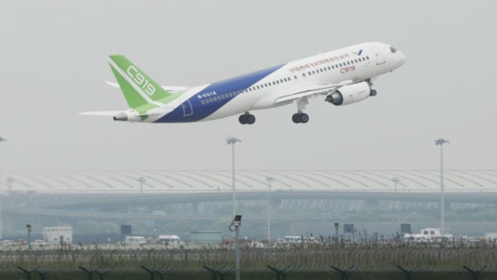 China espera que el C919 pueda competir con los aviones extranjeros más populares como el Boeing 737 MAX y el Airbus A320.