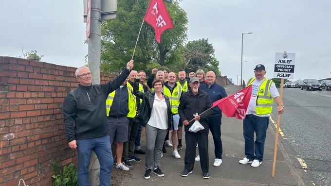 La huelga se produce después de que Aslef rechazara una oferta de subida salarial del 4 por ciento anual durante dos años del Rail Delivery Group (RDG).