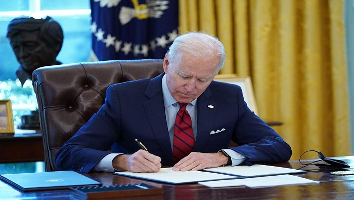 En un mensaje emitido desde el Despacho Oval de la Casa Blanca, Biden destacó que el país evitó un colapso económico.