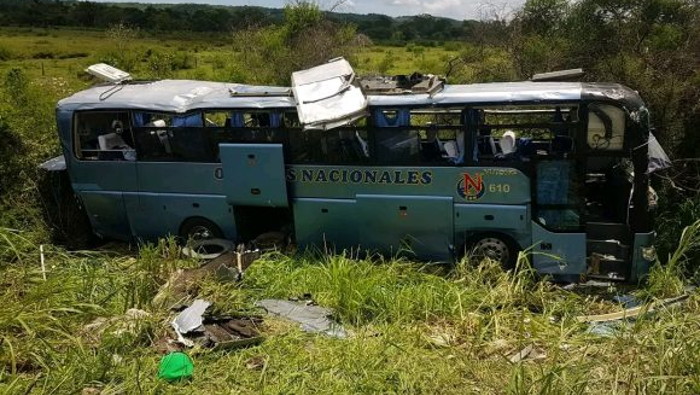 Según medios locales, el autobús trasladaba a viajeros procedentes de la Isla de la Juventud y al momento del siniestro llevaba a bordo a 42 pasajeros.