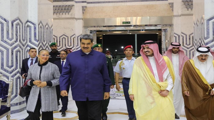 Tras arribar al Aeropuerto Internacional King Abdulaziz, el jefe de Estado venezolano recibió la bienvenida de parte de altos funcionarios sauditas.