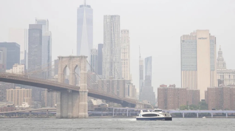 Según el comisionado de Sanidad de Nueva York, Ashwin Vasan, se han reportado los mayores índices de contaminación atmosférica desde la década de 1960.