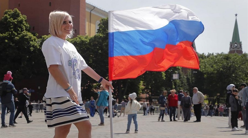 Los desfiles marcan la ocasión en muchas ciudades, en ninguna más que en Moscú, con predominio del rojo, blanco y azul, colores de la bandera de la Federación Rusa.