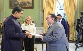 Desde el Salón Sol del Perú, ubicado en el Palacio de Miraflores, el mandatario recibió al embajador, junto a otras autoridades venezolanas. 