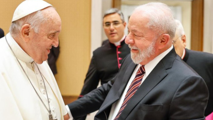 El encuentro entre el papa Francisco y Lula duró aproximadamente 45 minutos.