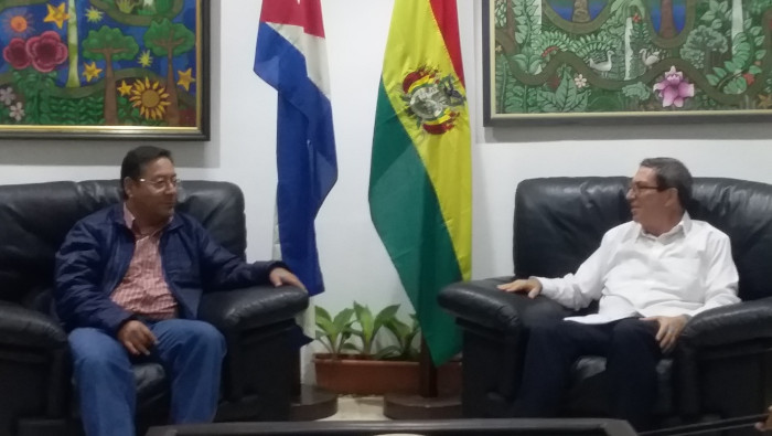 El mandatario del país suramericano fue recibido por el ministro cubano de Relaciones Internacionales, Bruno Rodríguez.