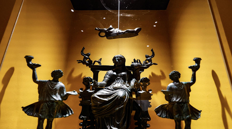 Nueva Luz de Pompeya a Roma ofrece un viaje a las atmósferas y sistemas de iluminación del mundo antiguo, mediante la exhibición más de 180 piezas hechas de bronce.