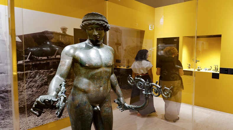 Muchos de los candelabros o esculturas lumínicas de la exposición fueron hallados en los almacenes del Parque Arqueológico de Pompeya y del Museo Nacional de Nápoles.